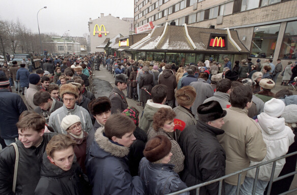 Chaus: It's been more than 30 years since the fall of the Soviet Union.  This is what it looked like when McDonald's opened its first restaurant in Moscow on January 31, 1990. Now, the fast food chain has pulled out again after 32 years of operation.  Photo: AP