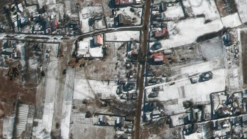 Russiske militærkjøretøy står i Ozera nordøst for Antonov-flyplassen utenfor Ukrainas hovedstad Kyiv, ifølge satellittbilder som ble tatt torsdag.