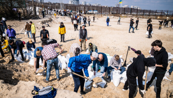 Action: Volunteers fill sandbags on the beach in Odessa.  Sandbags are used for barricades and to protect the city from Russian attacks.  Photo: Bent Skjærstad/TV 2