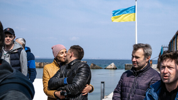 Standing together: A couple kisses on the beach while the others sing the Ukrainian national anthem.  The unit is strong.  After the anthem, the Ukrainian army was greeted with loud shouts.  Photo: Bent Skjærstad/TV 2