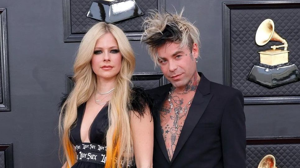 Avril Lavigne marries, and a diamond engagement ring with curious and charming details