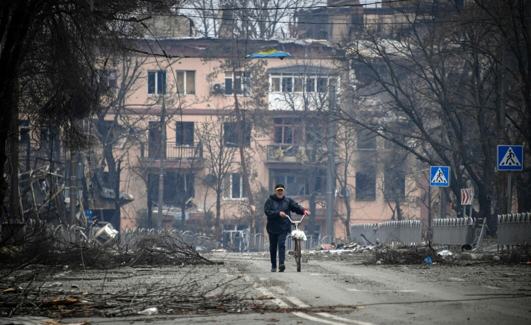 Offensive: a man in the center of Mariupol on April 14.  A new major offensive is now expected in eastern Ukraine.  Photo: Alexander Nemenov/AFP/NTB