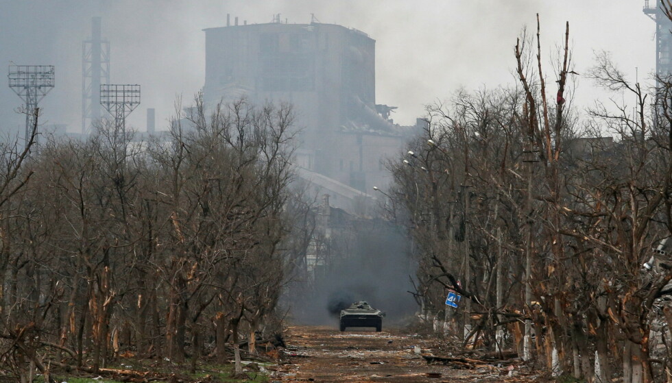 Believed: A Russian tank was photographed near steel mills on April 12th.  The Russians now control large parts of the port city.  Photo: Reuters/Alexander Ermoshenko