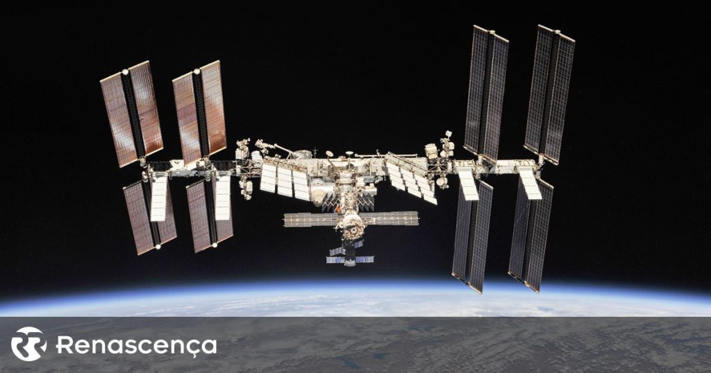 The first 100% private manned mission arrives late to the International Space Station
