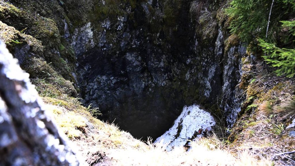 En kvinne ble reddet opp fra dette gruvehullet utenfor Norberg i Sverige.