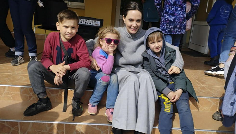 Meet the kids: Angelina Jolie with Ukrainian kids on Saturday, April 30th.  Photo: Reuters