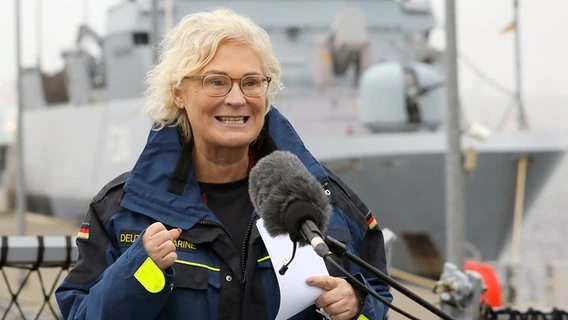 Warnemunde: During his inaugural voyage to the Navy, Union Defense Minister Christine Lambrecht (SPD) was aboard the Corvette at the Warnemunde Naval Base. "Oldenburg" A press release.  © dpa-Bildfunk Photo: Bernd Westneck