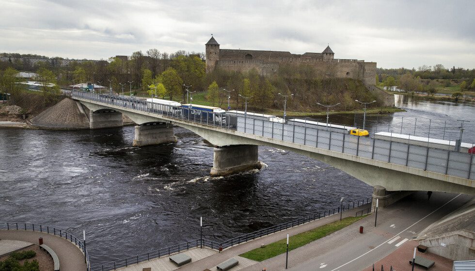 Río fronterizo: El tráfico a través del río fronterizo que separa el Narva de Estonia y el Ivángorod de Rusia está funcionando como de costumbre, a pesar de las sanciones contra Rusia.  Foto: Henning Lillegård / Dagbladet