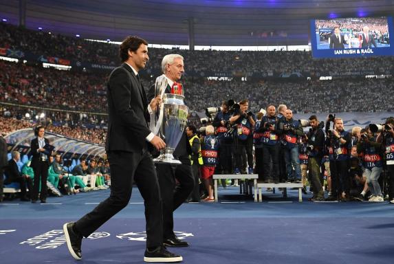 Champions League: Raúl trägt Pokal ins Stadion - und Schalke-Fans feiern ihn