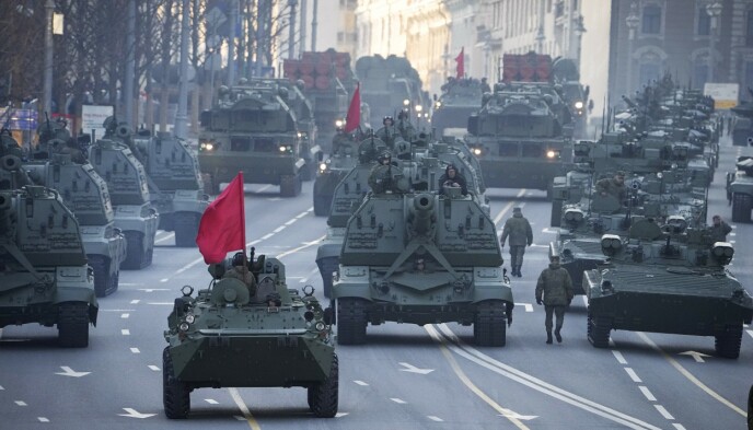 Less efficient: Putin's military machine has proven less efficient than expected, and it suffered a number of defeats in Ukraine.  Here are several military vehicles on their way to practice for the large-scale parade on May 9 that will take place on Monday, in connection with the Russian celebration of the end of World War II.  Photo: Alexander Zemlianichenko / AP / NTB