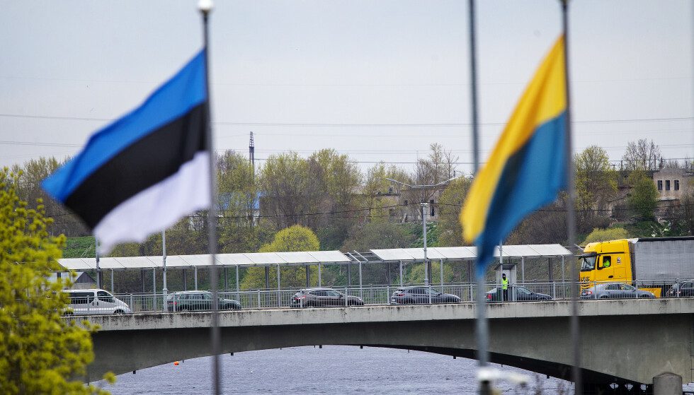 Border Town: Only a small river separates Narva in Estonia from Russia.  The flag on the right is not Ukrainian, but the flag of the city of Narva.  The Ukrainian flag flying elsewhere in Estonia cannot be seen in the border city.  Photo: Henning Lillegård / Dagbladet