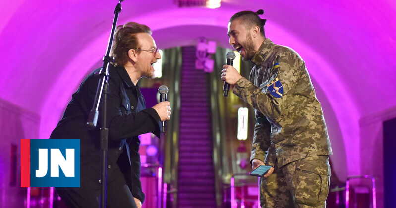 U2 performs surprisingly at Kyiv metro station