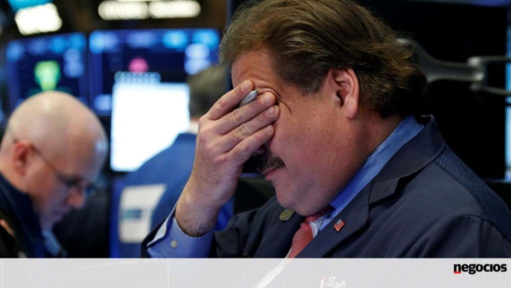 Wall Street is sinking for fear of a recession.  S&P 500 at 14-month lows - Stock Exchange