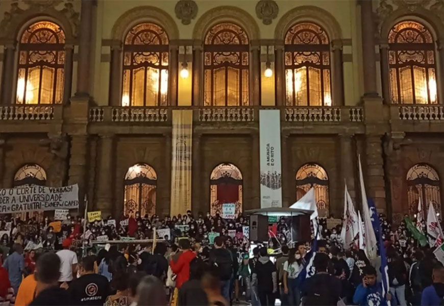 Students protest in several cities against Bolsonaro's cuts in science and education