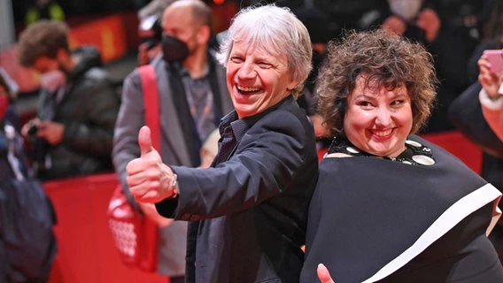 Actress Melthem Captain and director Andreas Dreson raise their thumbs on the red carpet at the Berlin Awards ceremony on the red carpet at the Berlinale Ballast.  © Jens Kalaene / dpa-Zentralbild / dpa +++ dpa Image Radio +++ Photo: Jens Kalaene