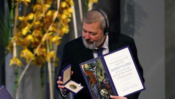 Away from the auction: Dmitry Muratov and Maria Ressa were awarded the Nobel Peace Prize on December 10, 2021. Now Muratov's medal will be auctioned as income to the children of Ukrainian refugees.  Photo: Odd Andersen / AFP