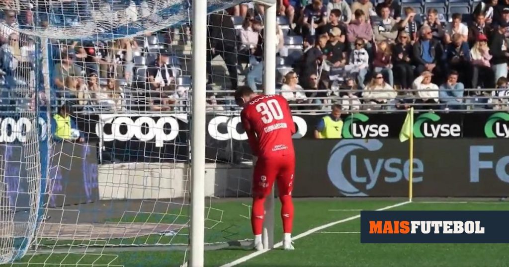 Video: The goalkeeper caught moving columns and shortening the goal