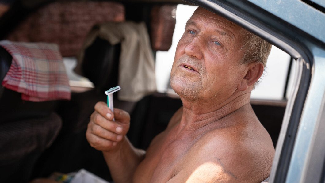 Improvement: Although Miroslav has been living in the back seat of a broken car for the past five days, he prioritizes personal hygiene.  TV 2 meets him in the middle of his morning episode.  Photo: Aage Aune/TV 2