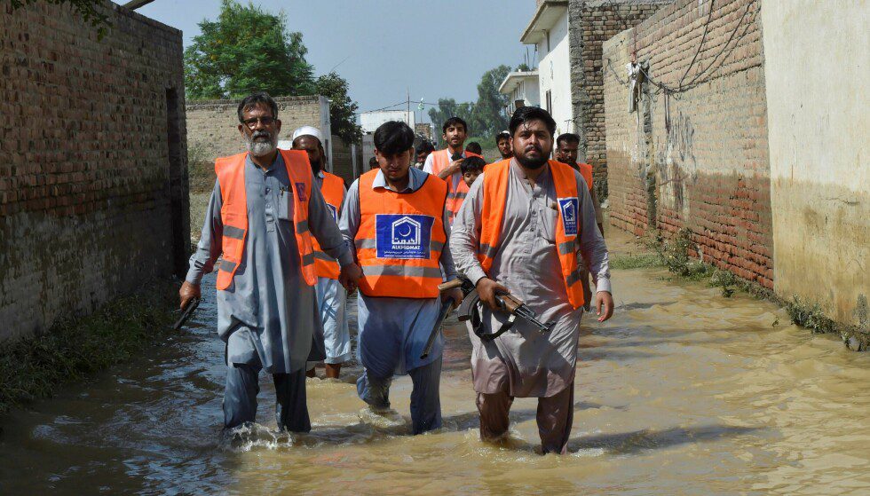 Aid: Armed elements of a volunteer organization Services Corporation patrol a residential area in Pakhtunkhwa state, Monday, August 29.  Photo: Abdel Meguid / Agence France Press / NTB
