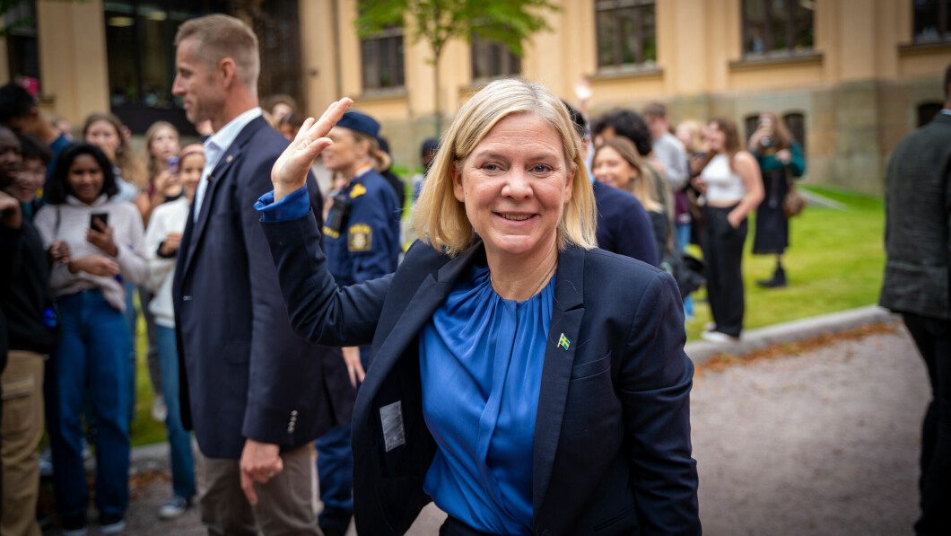 In the community: Swedish Prime Minister Magdalena Andersson has four days to convince enough voters to serve four new years as prime minister.  On Wednesday, she campaigned at her home in Uppsala.  Photo: Tommy Storhaug / TV 2