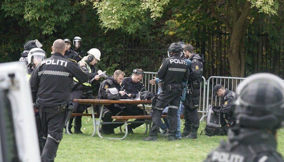 Temporary Park Office: The police have set up a park bench next to the Iranian embassy and are deleting the personal information of the protesters.  So far, many people have been arrested and expelled.  Photo: Øistein Norum Monsen / Dagbladet