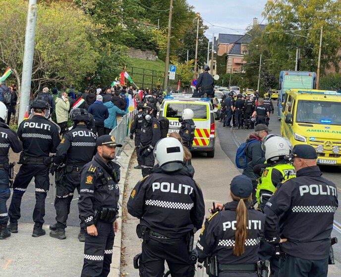 Attempted storming: Police moved with large forces to the Iranian embassy in Oslo on Thursday, after people, among other things, tried to storm the building.  Photo: Øistein Norum Monsen / Dagbladet
