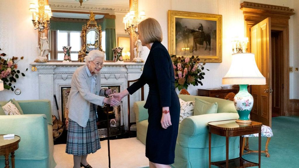 Liz Truss offesielt blitt statsminister i Storbritannia. Her tar hun i hånden til Dronning Elizabeth.
