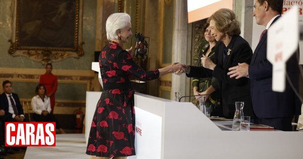 Queen Sofia and Infanta Elena Award Fashion designer Carolina Herrera for her career