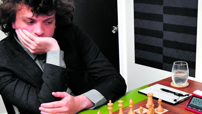 A BOLA - The war for the throne in chess ends with defamation and the court (more sports)