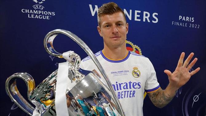 Ball - Kroos sarcastically reacts to Manchester City's selection of the best club of the year (Golden Ball)