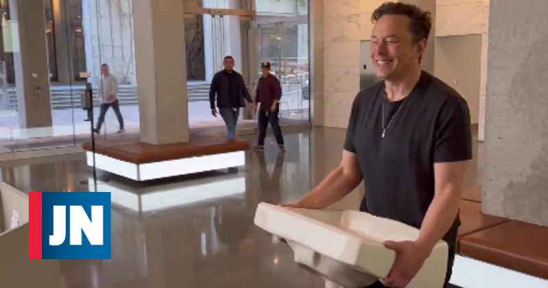Elon Musk enters Twitter headquarters with a sink