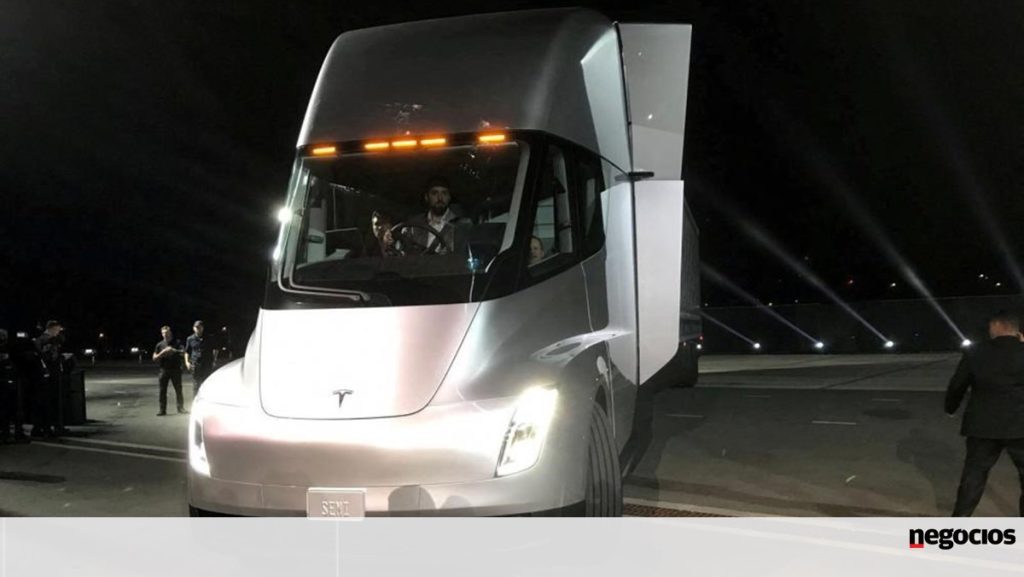 Tesla delivers its first electric trucks in December