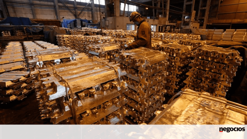 The United States is considering a complete boycott of Russian aluminum.  High prices - raw materials