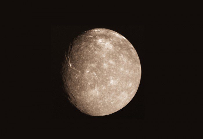 De draaiingsas van Uranus ligt op zijn kant, komt dat door de satelliet?