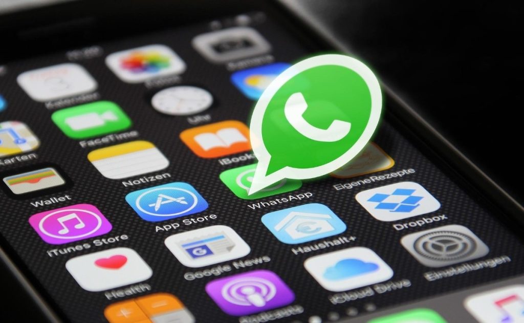 WhatsApp tests feature to send documents with description