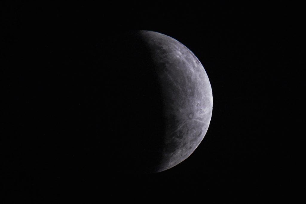 Eclipse parcial da lua (Foto: Marcello Casal Jr/ Agência Brasil)