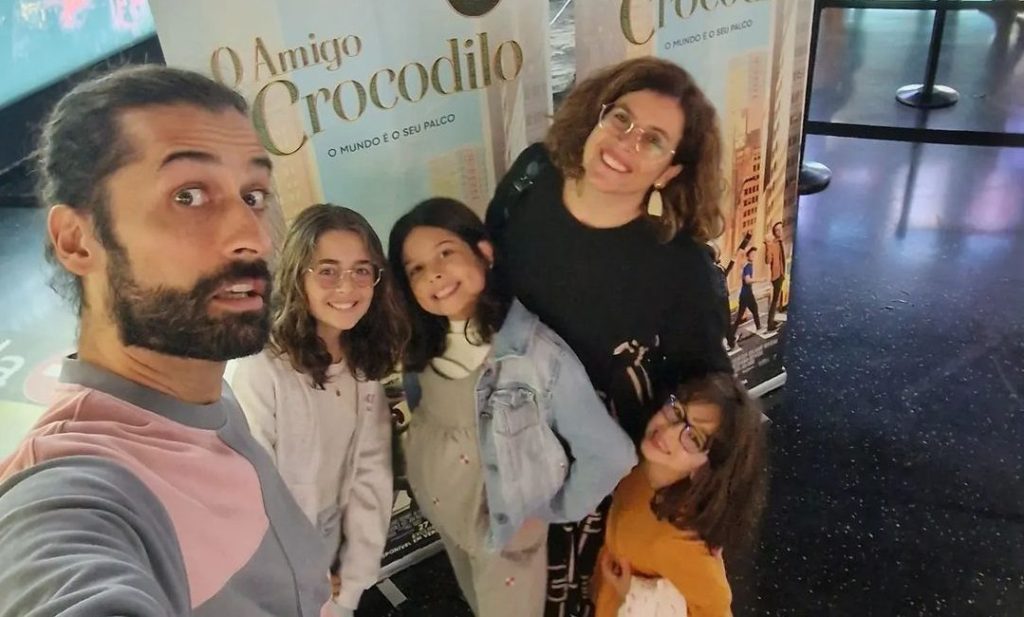 Antonio Raminhos is breathing after a turbulent night with his daughters: pre-teens, peeing and vomiting