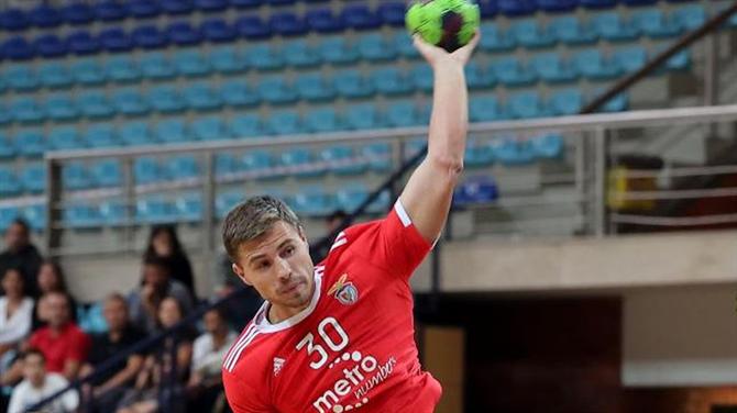 Ball - Benfica win without the coach off the bench (handball)