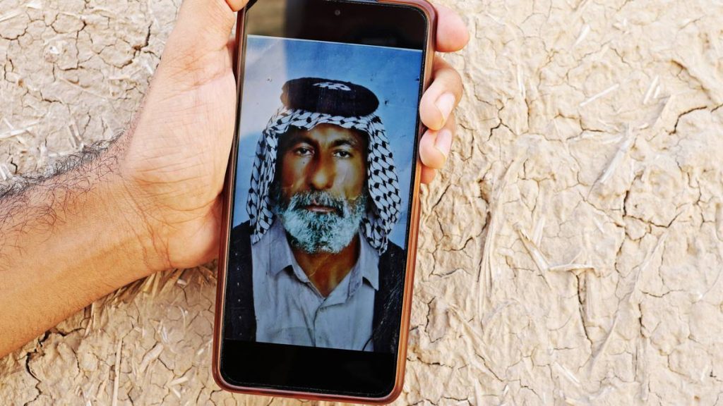 Abdul Amir Ali viser frem et bilde av sin avdøde onkel, Abbas Elwan.