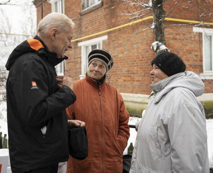 During the trip to Ukraine, Egeland spoke with many residents of the country.  Photo: Myriam Renault/NRC
