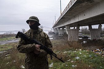 Security Guard: A Ukrainian soldier stands guard at the Antonovsky Bridge, which was destroyed by the Russians when they retreated from Kherson.  Photo: Evgeniy Maloletka/AP/NTB