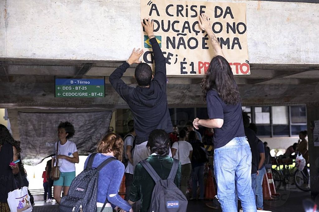 Bolsonaro's latest work in science is defaulting on research grants