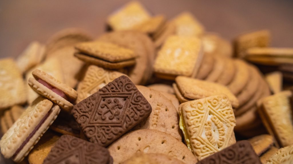 Crackers and other popular foods that increase dementia risk