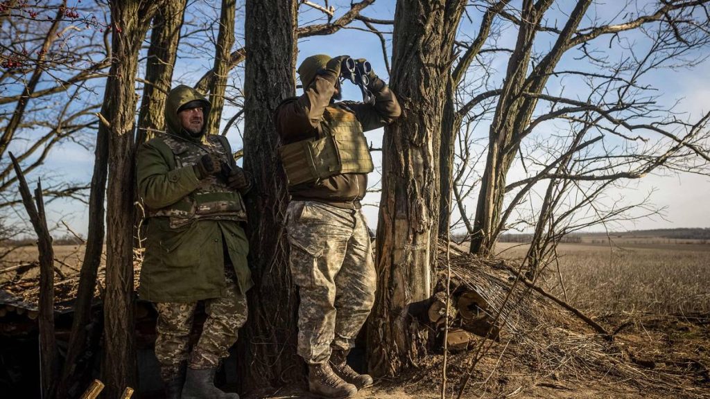 To ukrainske soldater nær fronten i Øst-Ukraina.