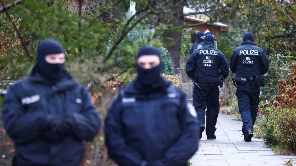 Tysk politi aksjonerer mot høyreekstreme miljøer.