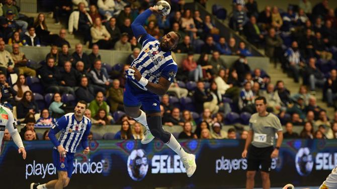 The ball - Porto scores the first point in the UEFA Champions League (Handball)